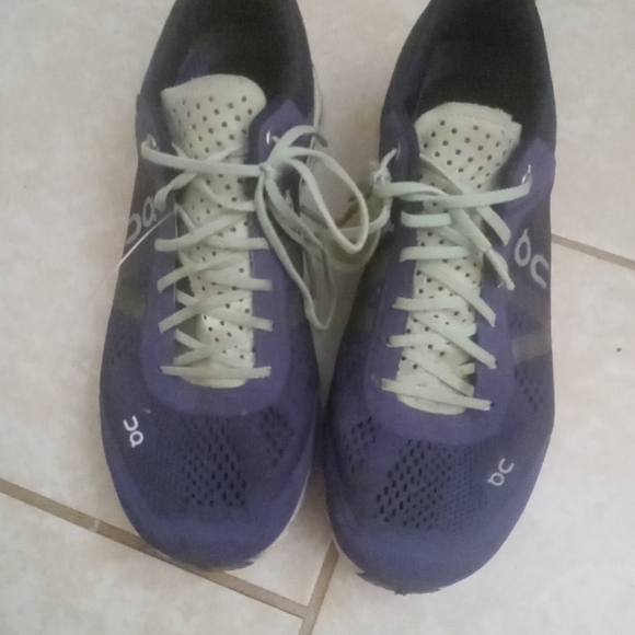 On cloud sneakers size 7.5 - Picture 4 of 4